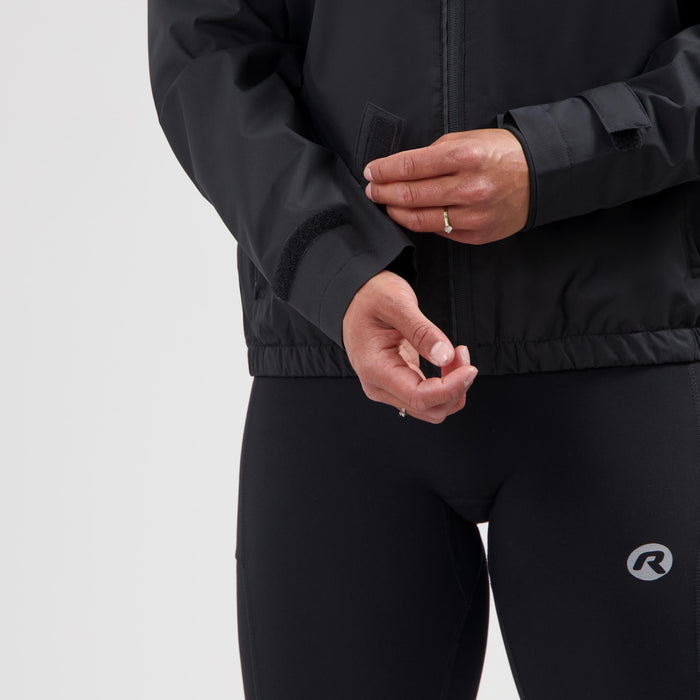 Detail mouw van Rogelli Essential hardloopjack dames zwart.