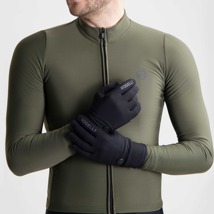 Rogelli Essential Thermal fietshandschoenen mid-season heren zwart gedragen voorkant.