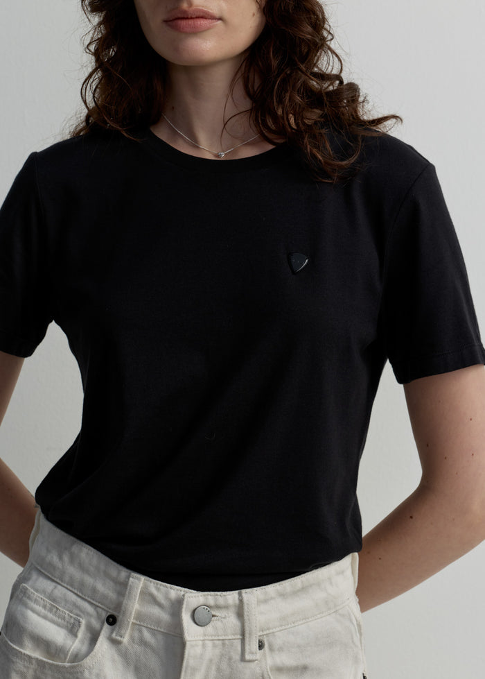 BASIC CREWNECK TEE