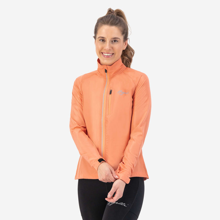 Rogelli Core hardloopjack dames koraal gedragen voorkant.