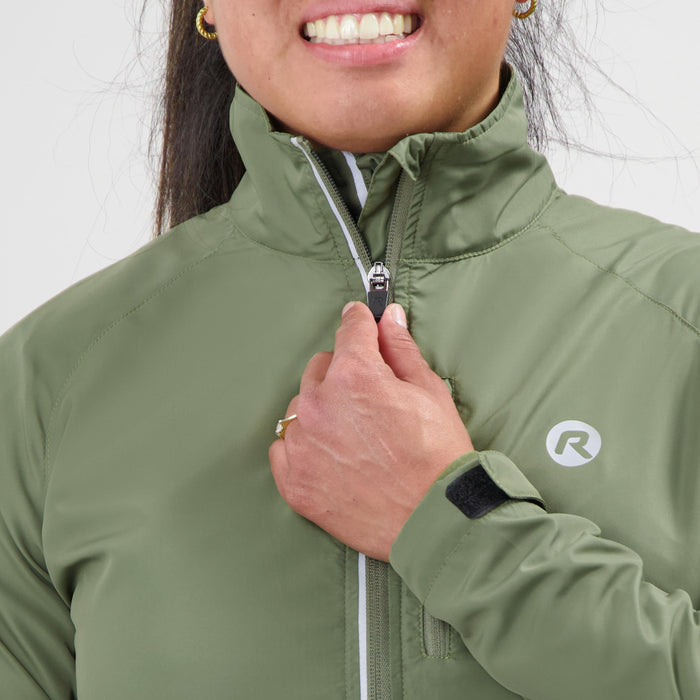 Detail van Rogelli Core hardloopjack dames groen voorkant.