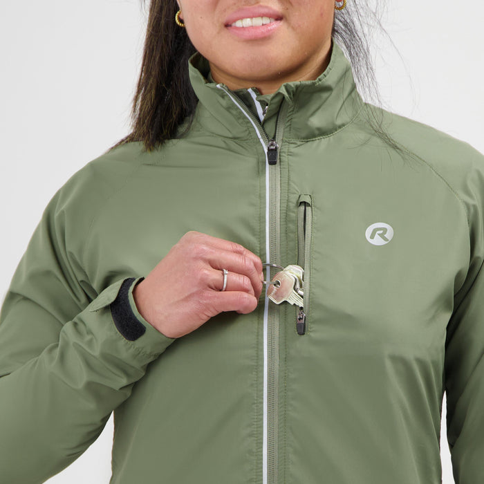 Detail borstzak van Rogelli Core hardloopjack dames groen voorkant.