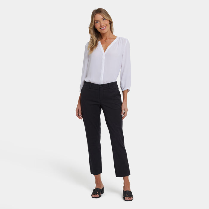 :hidden