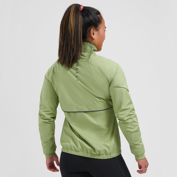Rogelli Essential hardloopjack dames sage gedragen achterkant.
