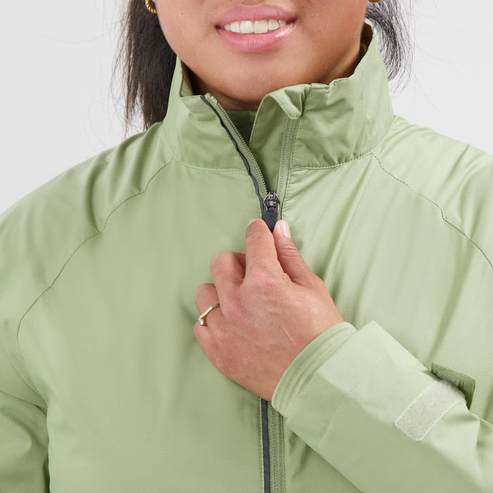 Detail van Rogelli Essential hardloopjack dames sage voorkant.