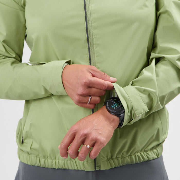 Detail mouw van Rogelli Essential hardloopjack dames sage.