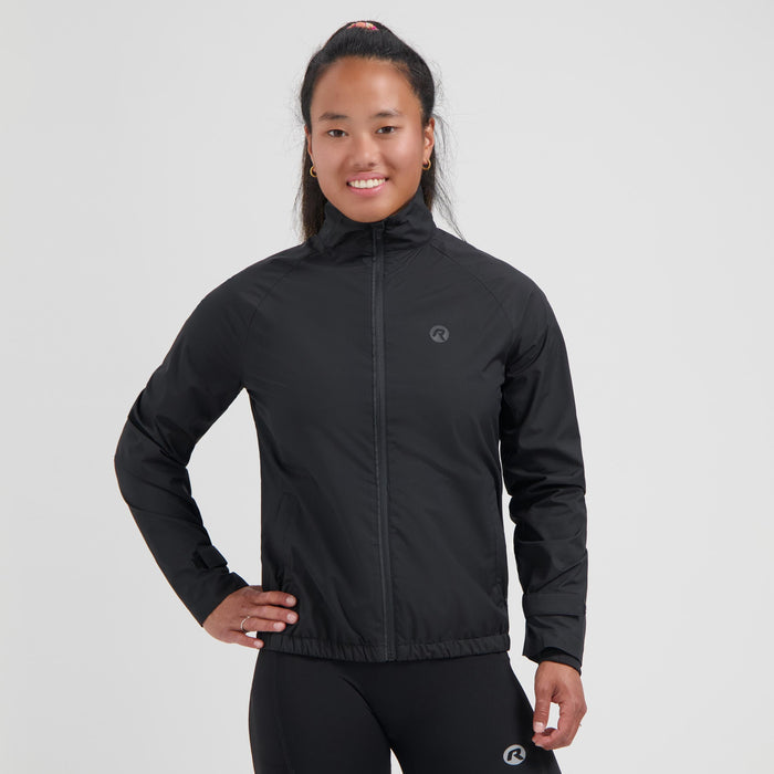 Rogelli Essential hardloopjack dames zwart gedragen voorkant.