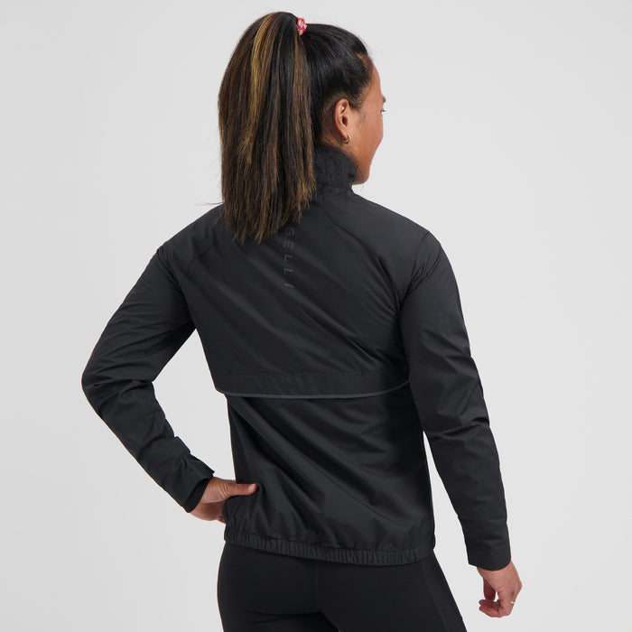 Rogelli Essential hardloopjack dames zwart gedragen achterkant.