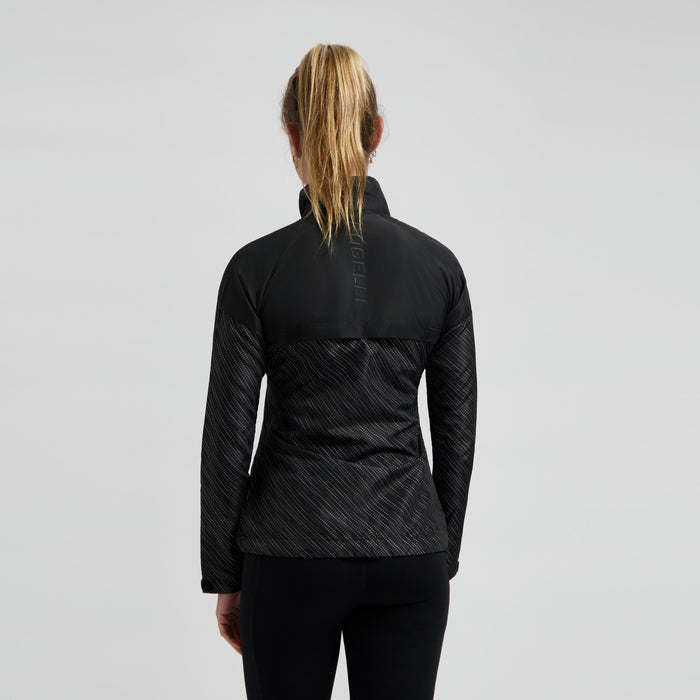 Rogelli Essential Hi hardloopjack dames zwart gedragen achterkant.