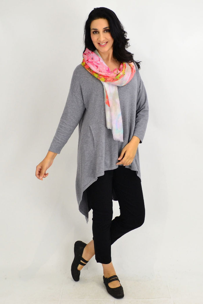 Grey Cali&Co Heidi hi-low tunic jumper with an uneven hem, perfect for casual wear and layered styling.