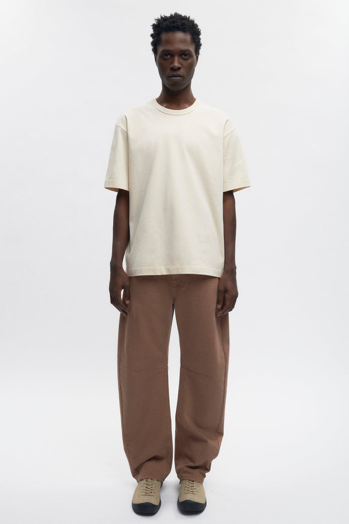 Jonathan is 6’2, a regular L and is wearing a L.