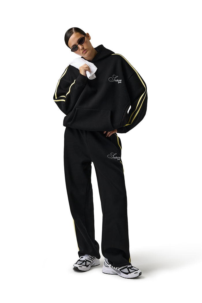 Model Scarlett is 5'8" and wears a size S.