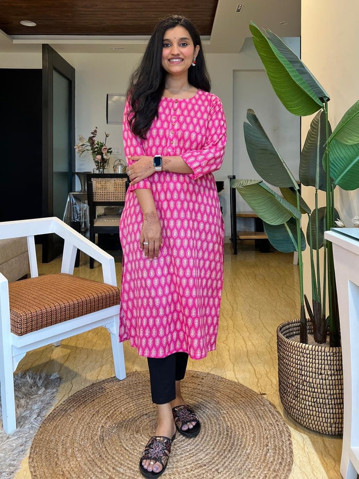 Weekend Round Neck Kurta- Pink Booti